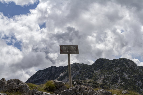 美丽的黑山风景，新鲜的草和美丽的山峰图片下载