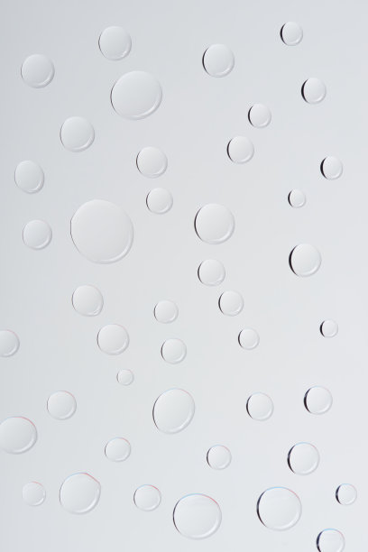 特写透明的水滴在浅灰色的背景图片下载