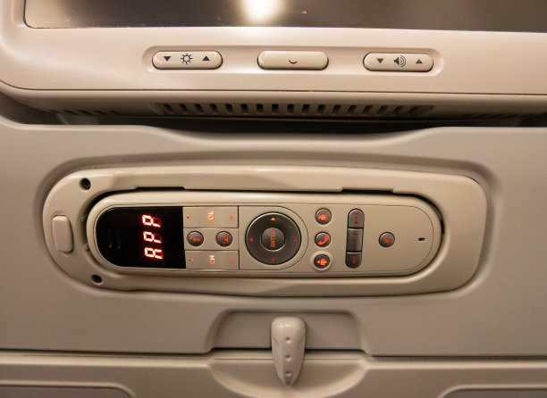 面板上有控制飞机多媒体系统的小工具图片下载