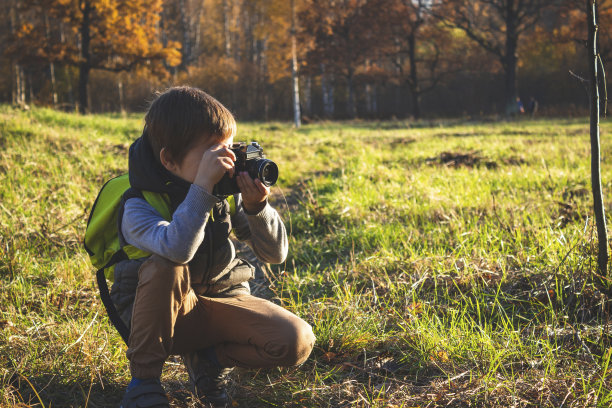 公园里的小摄影师图片下载