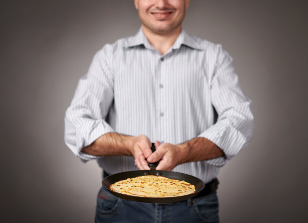 白衬衫白裤子，灰色背景，浅景深，清晰的煎饼和模糊的脸图片下载