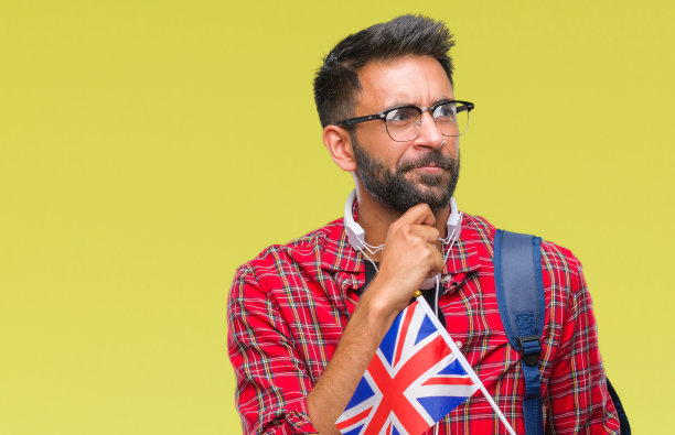 成年西班牙裔学生男子持英国护照过孤立背景严肃面对思考问题，非常困惑的想法图片下载