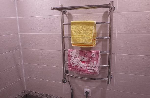 电热毛巾架到浴室图片下载