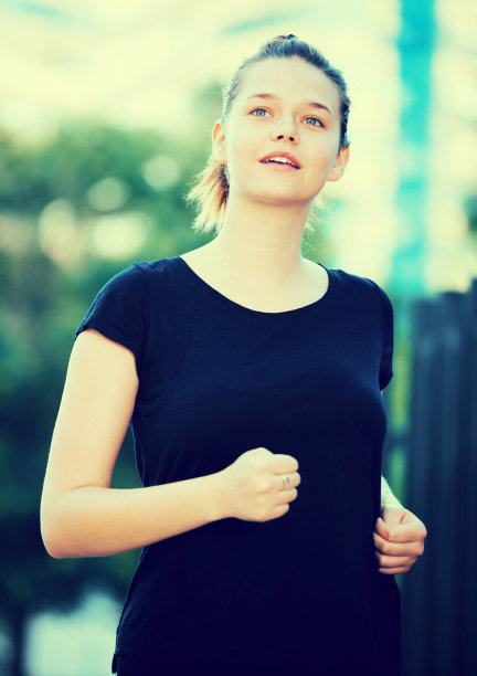 女孩喜欢晨跑户外图片下载