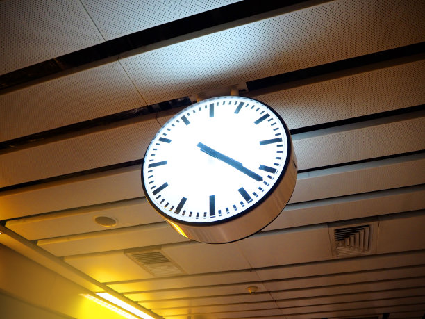 泰国大都会快速运输站的现代时钟。图片下载