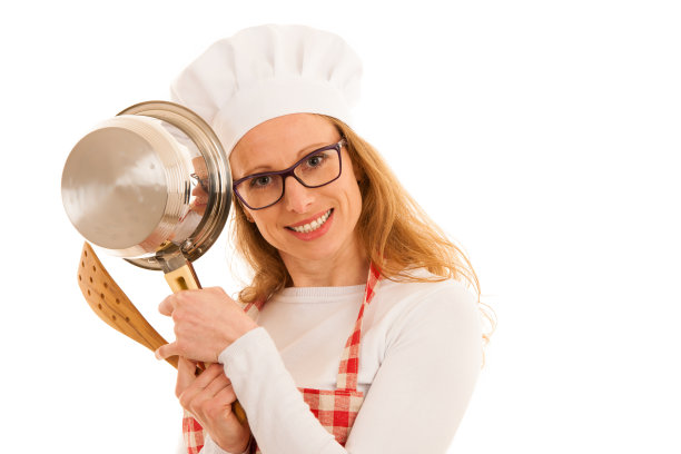 美丽的年轻厨师烹饪工作室隔离在白色的背景图片下载