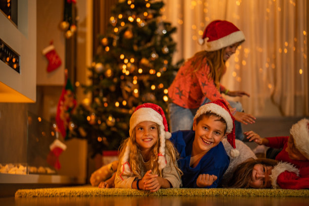 孩子们在平安夜过得很愉快图片下载