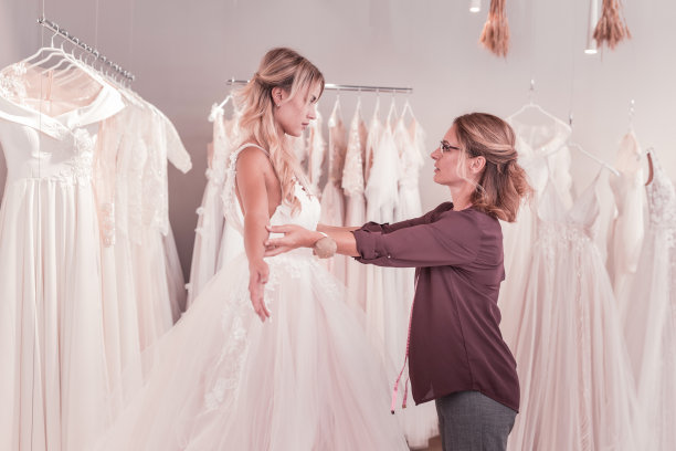 专业创意设计师看着婚纱图片下载