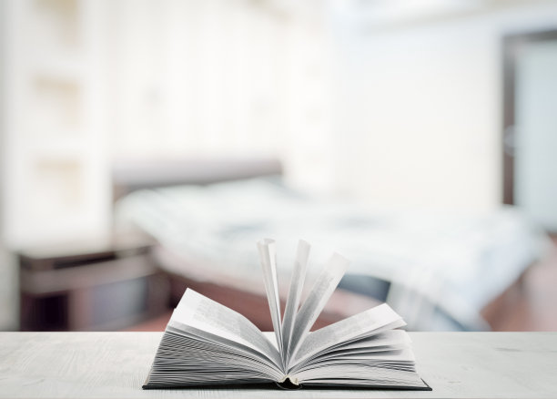 打开卧室里的书图片下载