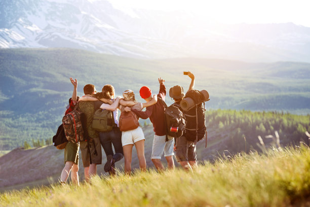 快乐的游客朋友在山区自拍图片下载