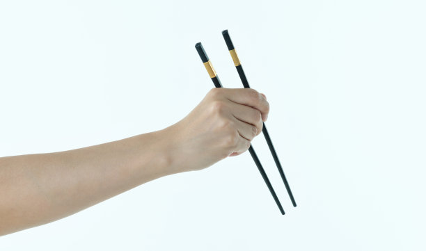 女人用筷子夹着白底图片下载