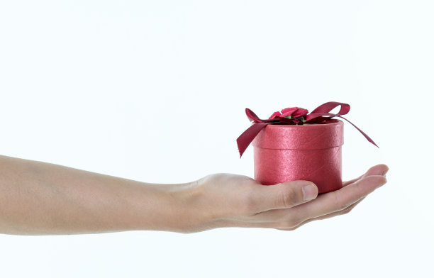 白底上的女人手拿礼品盒图片下载
