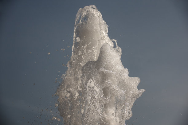 闪闪发光的喷泉图片下载