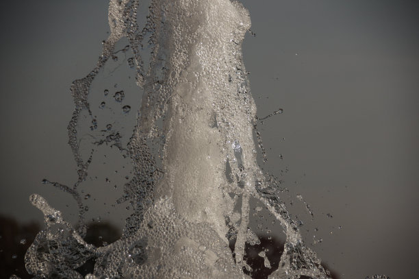 闪闪发光的喷泉图片下载