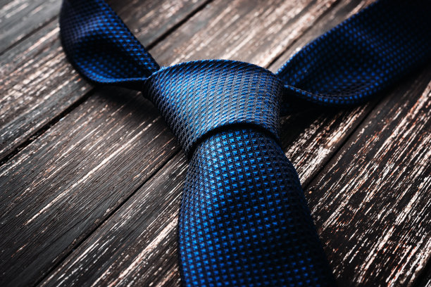 蓝色的男人领带上木制的黑色背景图片下载