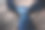 蓝色的男人领带上木制的黑色背景图片下载