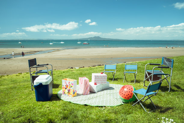 在海滩准备圣诞派对。图片下载