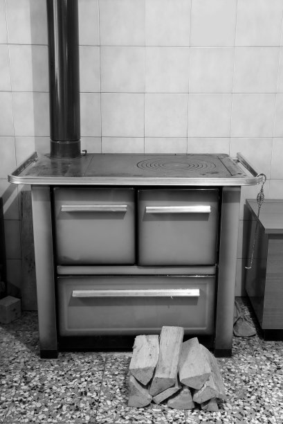 厨房里的旧铸铁木火炉，具有bw的效果图片下载