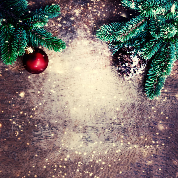 圣诞装饰，松树树枝，雪花和散景灯在黑暗的木制背景。Copy-space。俯视图图片下载