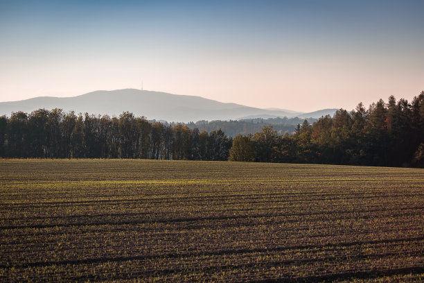 美丽的日落在山上与树木和田野，彩色照片，捷克风景图片下载