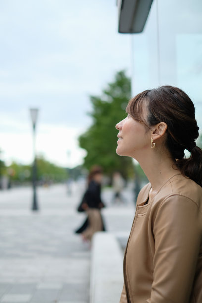 女商人斜靠在外面的墙上图片下载