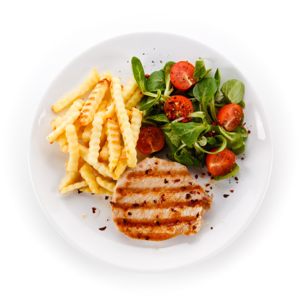 白底烤牛排，薯条和蔬菜图片下载