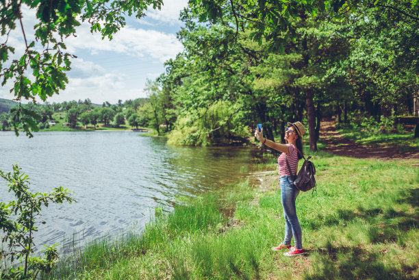 在湖边自拍的女人图片下载