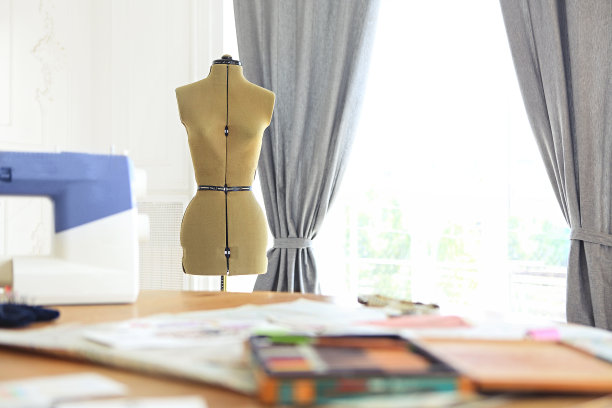 设计师工作场所的假人及其他缝纫设备图片下载