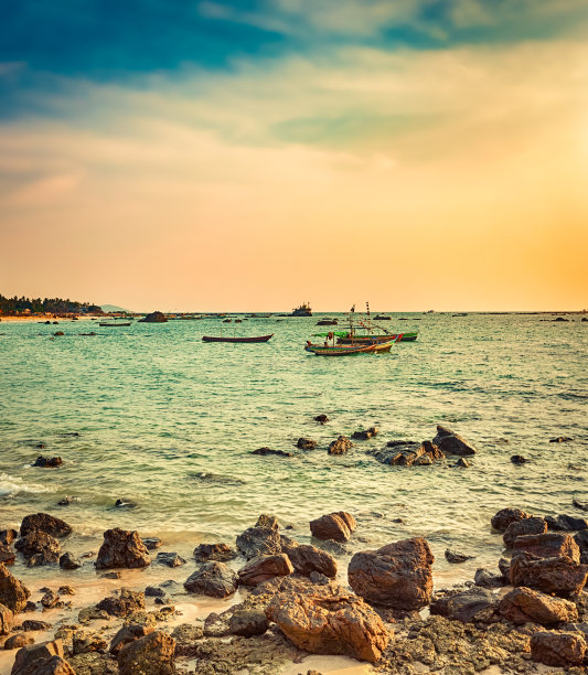 日落时的海景。美丽的印度洋风景。图片下载