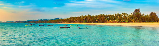 日落时的海景。美丽的印度洋风景。高分辨率的全景图片下载