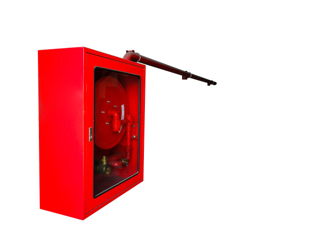消防水龙带和灭火器设备位于红色柜内，白色背景隔离。图片下载