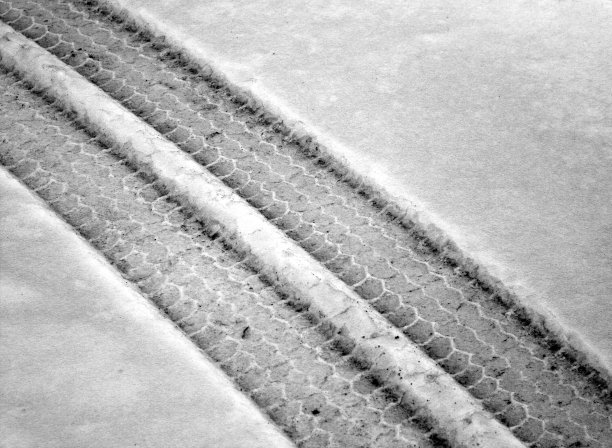 黑白雪地上的汽车轮胎印图片下载