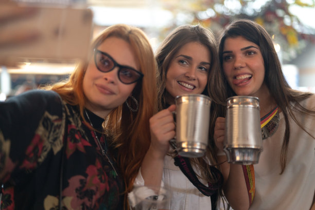 巴西圣卡塔琳娜市布鲁梅瑙啤酒节上的少女在自拍图片下载
