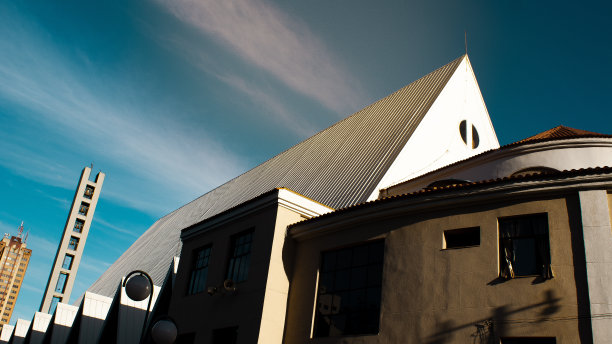 以蓝天为背景的教堂图片下载