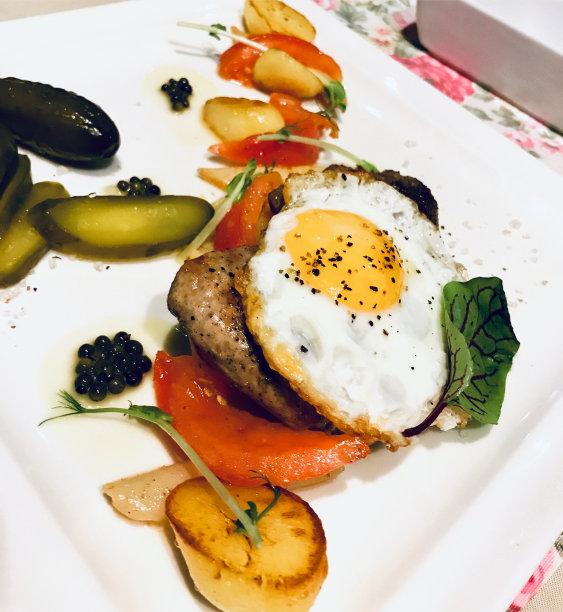 午餐有煎蛋、猪排、土豆和腌黄瓜图片下载