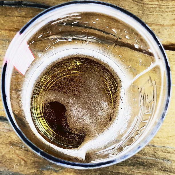 上面放着几杯啤酒图片下载