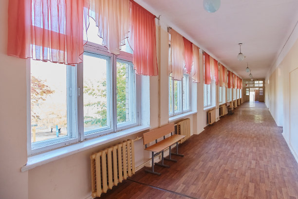 教学楼内的复古走廊。有铸铁电池和木制窗框图片下载