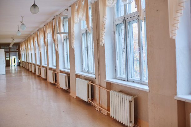 学校，教育和学习的概念-空学校走廊图片下载