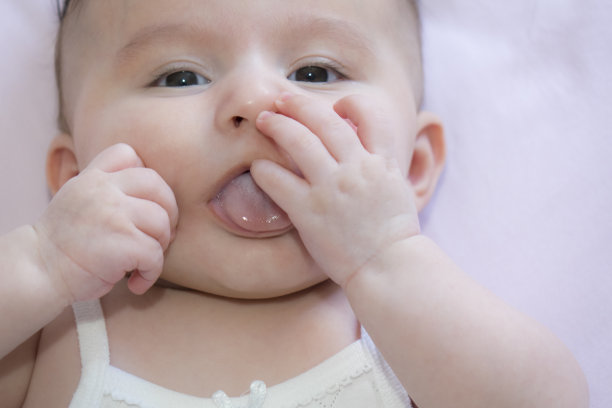 粉色背景上可爱的婴儿脸的照片图片下载