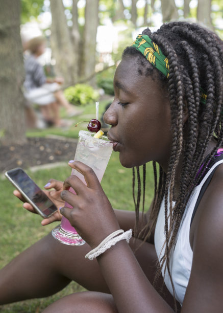 拿着智能手机喝着柠檬水的女孩图片下载