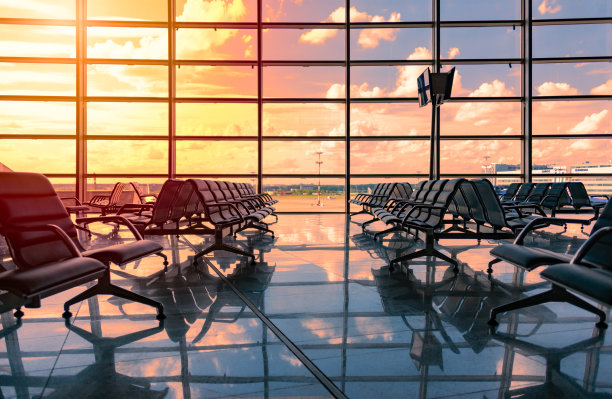 候机区的空座位。椅子在明亮的大厅等待乘客到达。旅行和旅游。机场在后台图片下载