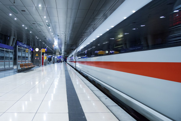 晚上在地铁站素材图片