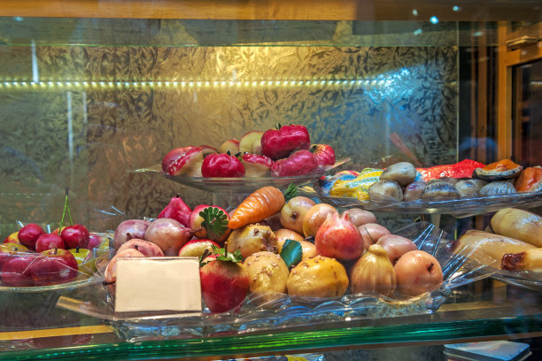 用杏仁蛋白软糖烘焙不同的水果和鱼。典型的西西里图片下载