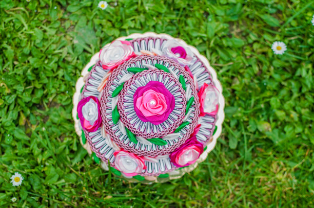 绿色草地上的3D折纸粉色生日蛋糕图片下载