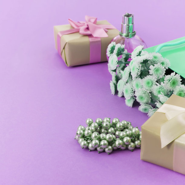 超现实主义装饰合成盒与礼物，鲜花，女性珠宝购物节日蓝色背景。图片下载