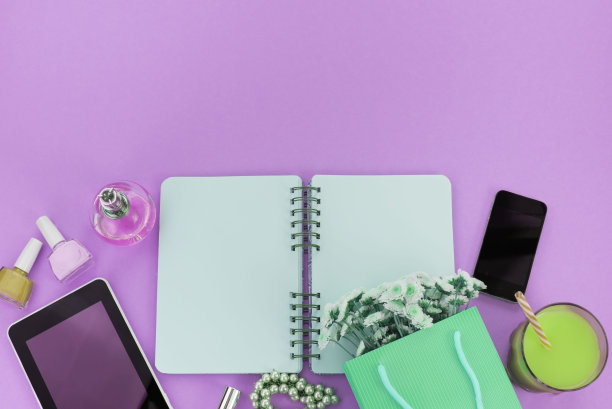 超现实主义装饰合成盒子与礼物，鲜花，女性珠宝化妆品购物节日紫色背景。图片下载