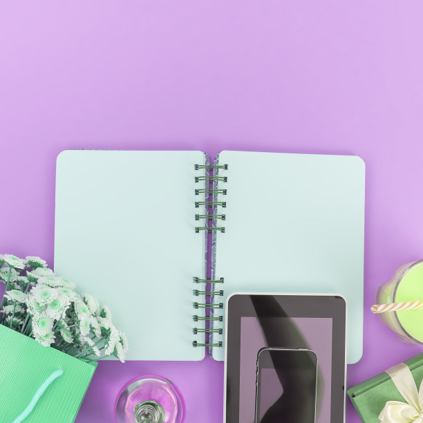 打开记事本干净的页写一束花在一个纸袋玻璃鸡尾酒玻璃管盒礼物手机平板上的紫色背景。图片下载