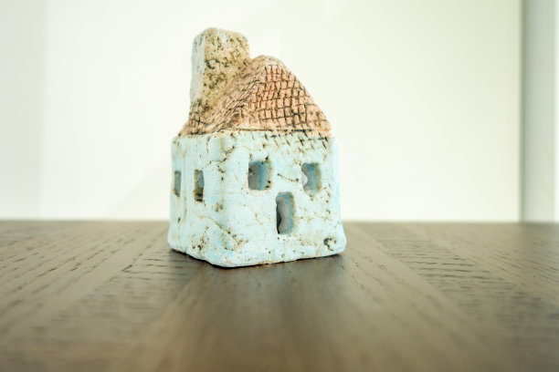 桌子上的玩具屋图片下载