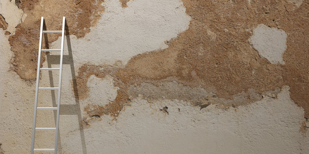 施工工程。金属梯子靠在褪色的旧墙上，复印空间。三维演示图片下载