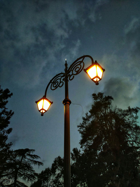 月亮就在灯的上方。图片下载